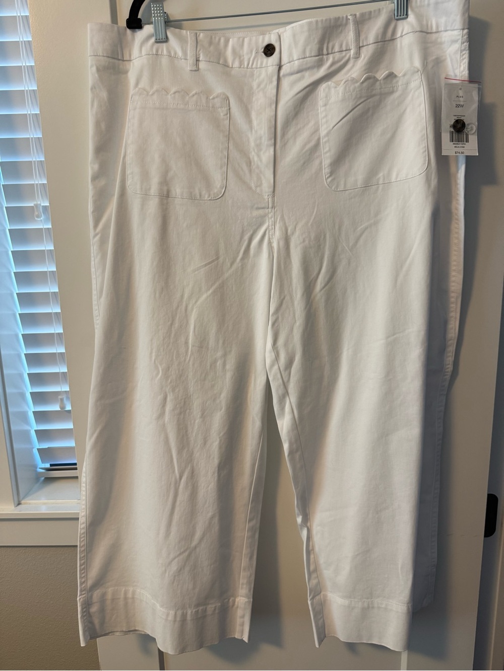 crown & ivy White Cropped Ankle Pants